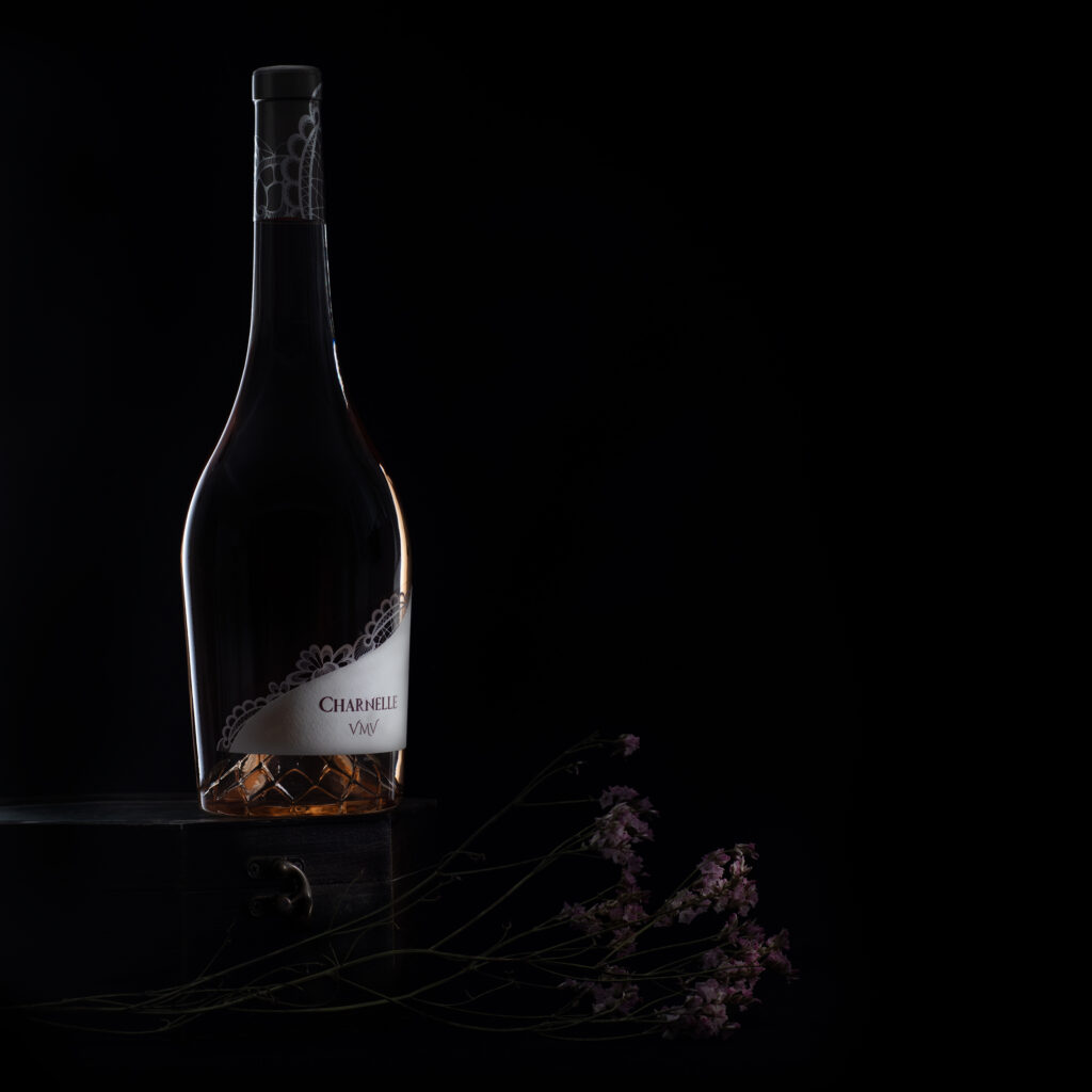 Vin rosé sur fond noir