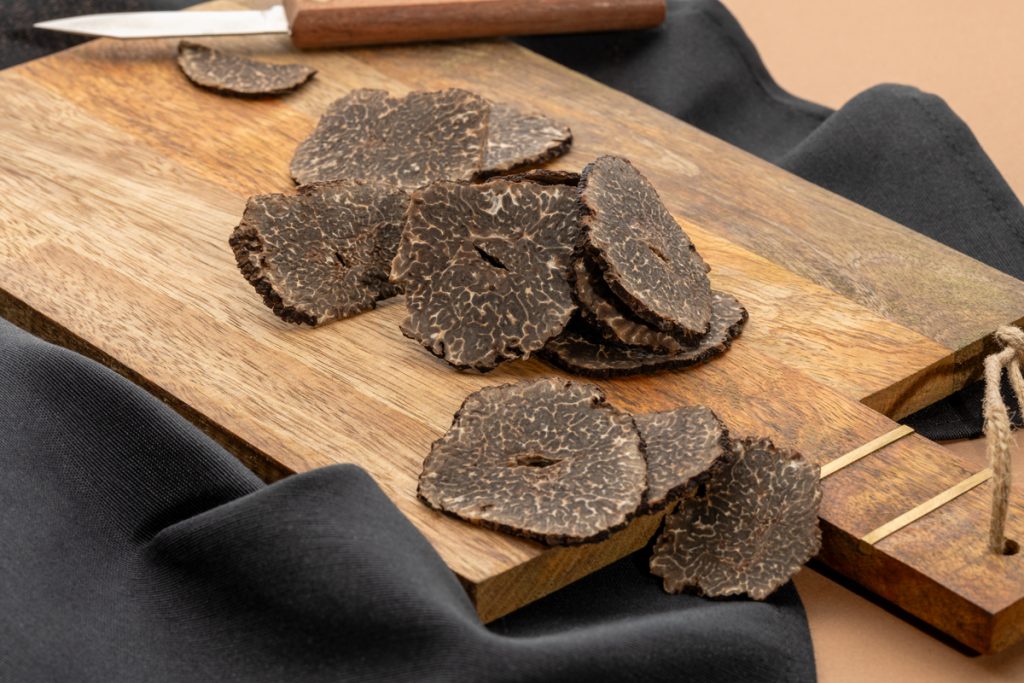 Lamelles de truffe en macro – photo produit gastronomique Drôme