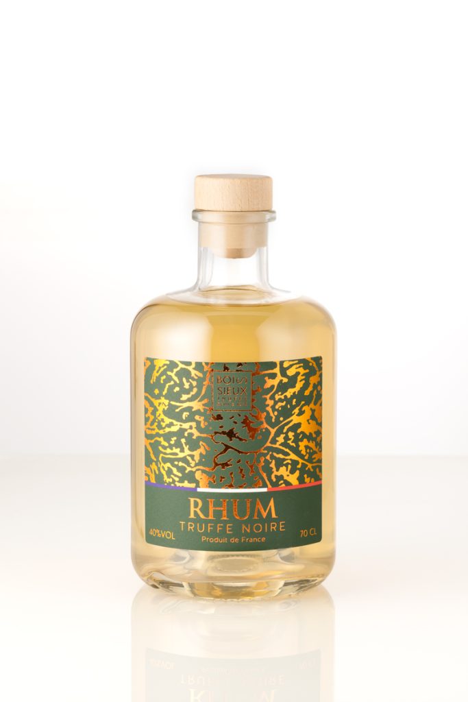 Bouteille de rhum à la truffe – packshot professionnel studio Drôme