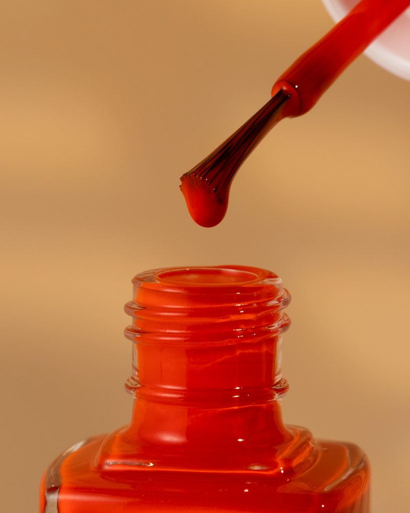 Vernis rouge étalé – macro