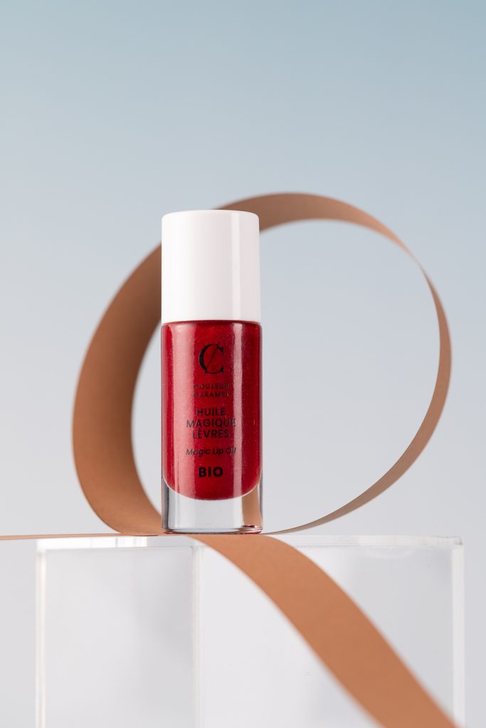 Gros plan cosmétique sur surface brillante