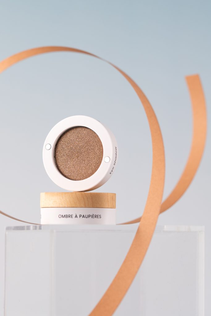 Détail d’un capot doré cosmétique