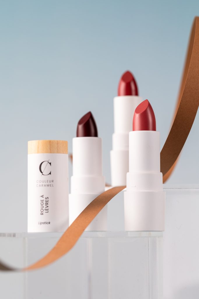 Photo de produits cosmétiques sur podium décor Londres