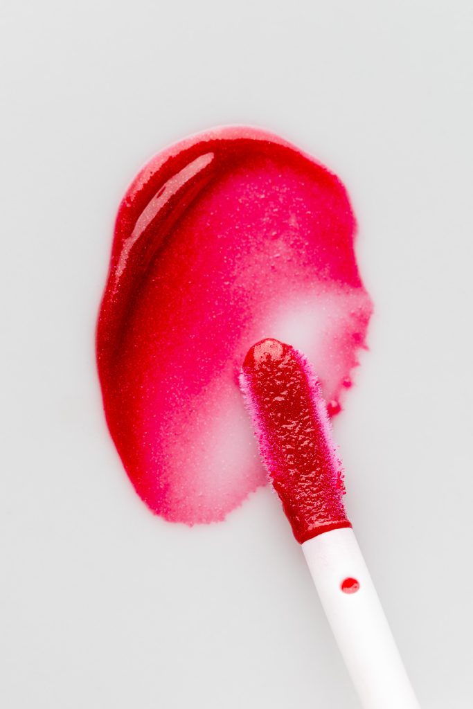 Gloss rouge sur fond blanc