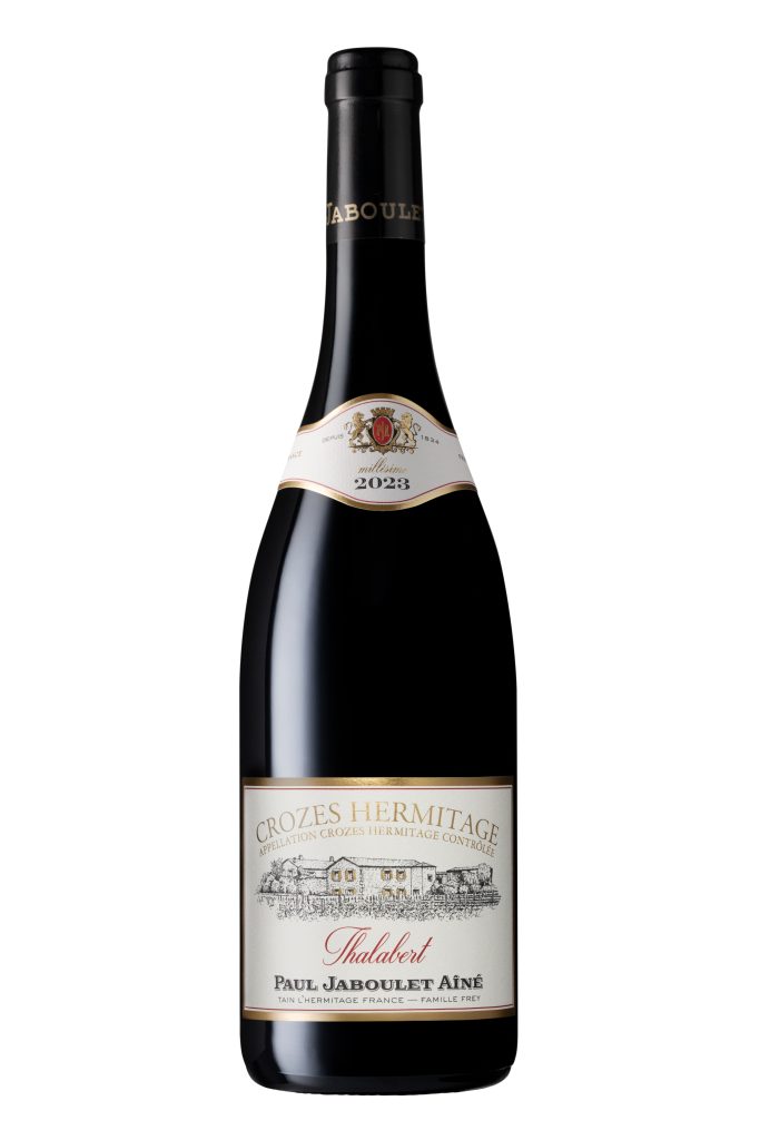 Bouteille de vin rouge sur fond blanc